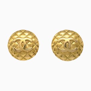Pendientes Chanel con forma de botón de clip dorado 2400 112492. Juego de 2