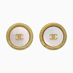 Pendientes de botón Chanel con clip de concha dorada 94P 110780. Juego de 2