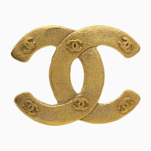 Spilla CC dorata di Chanel