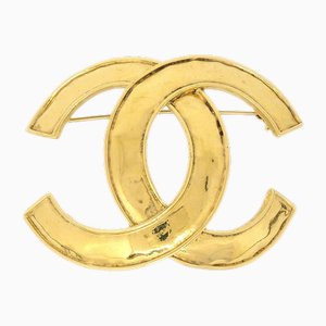 Broche con logotipos dorado de Chanel