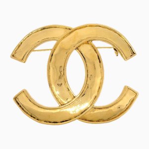 Goldene Brosche mit CC Logos von Chanel