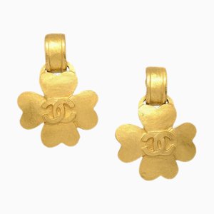 Pendientes colgantes de trébol Chanel de oro con clip 95P 131692. Juego de 2