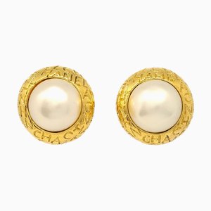 Pendientes de perlas artificiales con botón de oro de Chanel con clip 123056. Juego de 2