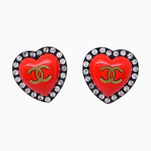 Pendientes de corazón Chanel con clip de diamantes de imitación rojo y negro 95P 29135. Juego de 2