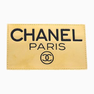 Broche con placa con logo de Chanel