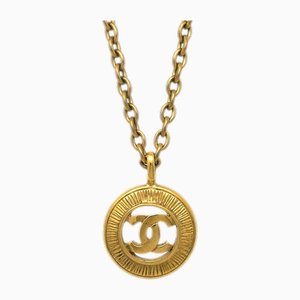 Collar con colgante de cadena con medallón dorado de Chanel