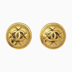 Pendientes de botón acolchados Chanel con clip dorado 112176. Juego de 2