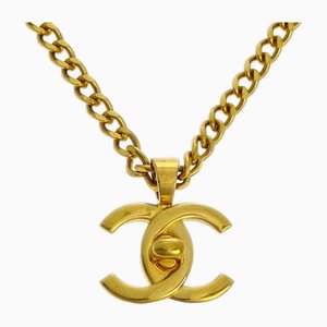 Colgante Turnlock con cadena de oro de Chanel