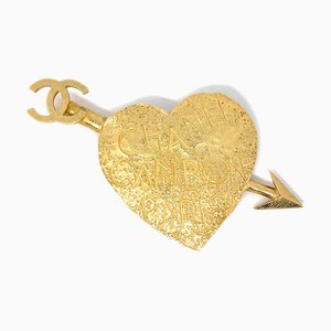 Broche de corazón con arco y flecha dorado de Chanel