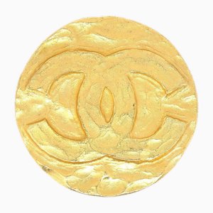 Broche con medallón en dorado de Chanel