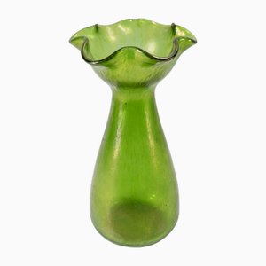 Vaso Art Nouveau in vetro verde iridescente attribuito a Loetz o Kralik, fine XIX secolo