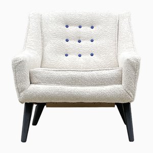 Stuhl aus Oysterweißem Boucle Stoff mit königsblauen Knöpfen von G-Plan, 1950er