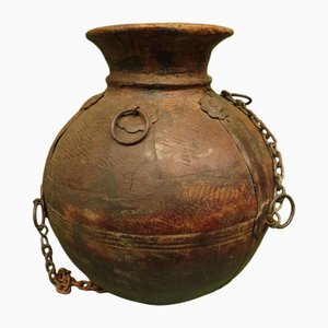 Antiker indischer Wasser- oder Milchtopf aus Holz mit Ketten