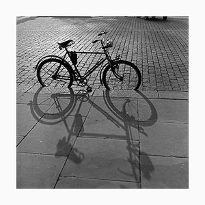 Ein Fahrrad mit Schatten im Herbst, 1930, Fotodruck