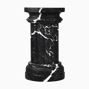 Jarrón columna hecho a mano de mármol Marquina negro satinado de Fiammetta V.