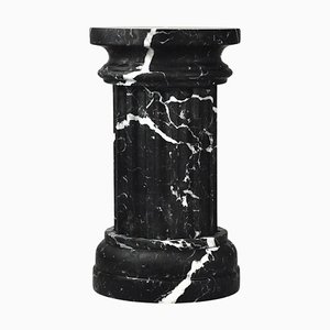 Vaso a colonna in marmo nero Marquina satinato fatto a mano di Fiammetta V.