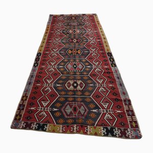 Alfombra de pasillo Kilim turca vintage de lana roja, años 60