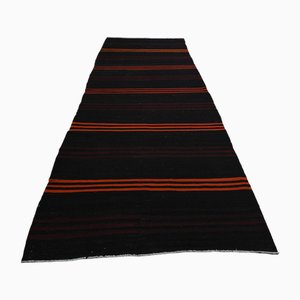 Alfombra de corredor Kilim Oushak turca vintage en negro, años 60