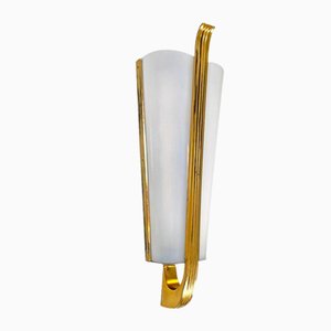 Lámpara de pared italiana Mid-Century moderna de vidrio acrílico blanco y metal dorado, años 50