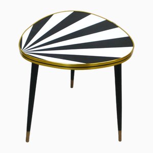 Petite Table d'Appoint Mid-Century en Forme de Triangle avec Motif Sunburst Blanc et Noir, 1960s