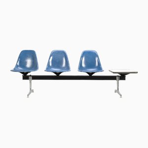 Tandem per tre sedie e tavolo di Charles & Ray Eames per Herman Miller