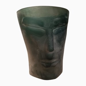 Il raffinato vaso veneziano in vetro satinato con faccia verde smeraldo