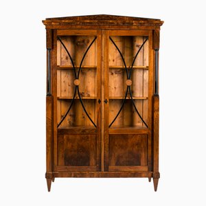 Vitrina Biedermeier de madera de nogal, década de 1800