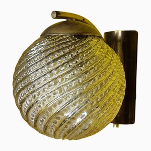 Lámpara de pared con bola de vidrio y aplique de latón, años 70