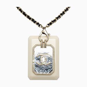 Kristallverzierte Halskette mit Kartenetui aus Harz von Chanel
