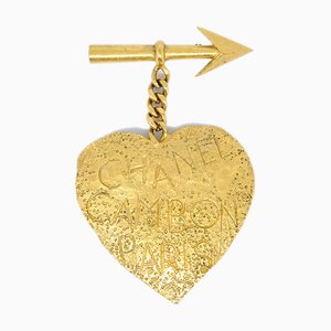 Broche con forma de corazón con arco y flecha en dorado de Chanel