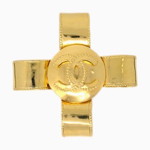 Broche con forma de cruz de oro de Chanel