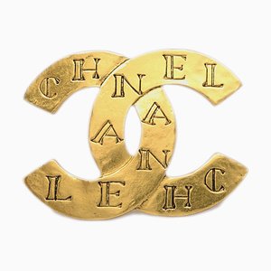 Broche con CC dorado de Chanel