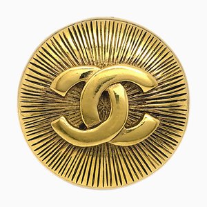 Broche con medallón dorado de Chanel
