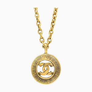 Collar con medallón dorado de Chanel