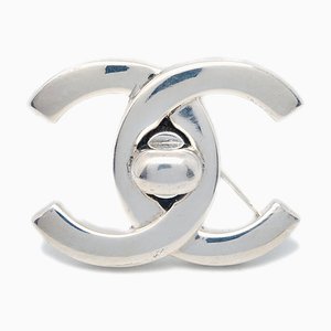 Große Silberne Turnlock Brosche von Chanel