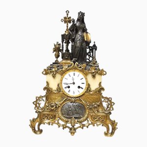 Reloj de mesa francés antiguo de bronce y porcelana de mármol con la reina y una cruz