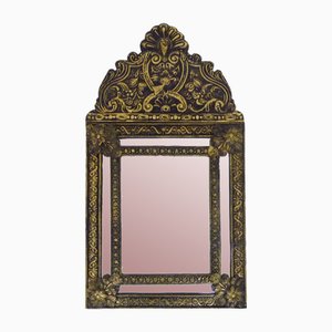 Specchio in stile vittoriano con perline in rame goffrato su legno, anni '50