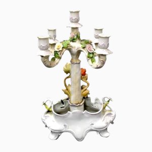 Fünf Kerzenhalter aus Porzellan mit Blumen verziert mit Schwänen und Jungen