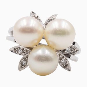 Anello vintage in oro bianco 14k con tre perle e diamanti, anni '60
