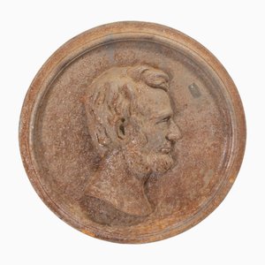 Placa con el retrato del presidente Abraham Lincoln redonda de hierro fundido, década de 1890