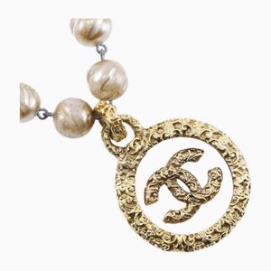 Collar de perlas falsas y bañado en oro de lava de Chanel