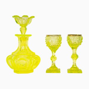 Botella y vasos de cristal de Bohemia tallado amarillo. Juego de 3