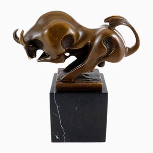 Escultura de bronce de un toro en movimiento, siglo XX