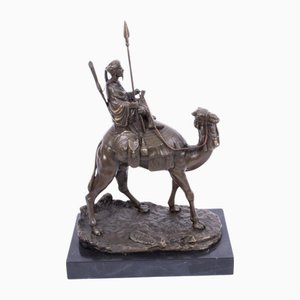 Escultura de guerrero beduino sobre camello vintage según Agathon Léonard, siglo XX