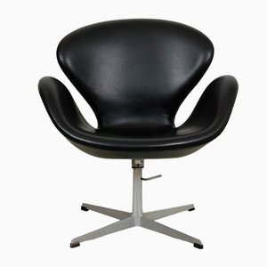 Höhenverstellbarer Vintage Swan Chair aus schwarzem Leder von Arne Jacobsen, 1960er
