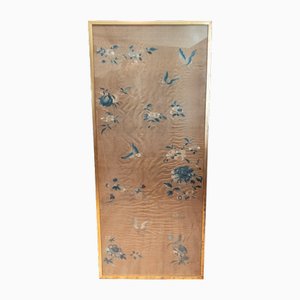 Grande frammento di tessuto ricamato in seta con cornice, Cina, XIX secolo