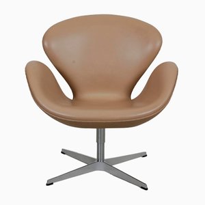 Swan Chair aus beigefarbenem Essential Leder von Arne Jacobsen