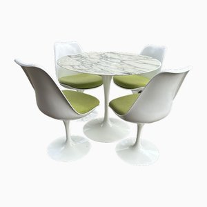 Suite da pranzo Tulip con tavolo in marmo e sedie girevoli di Eero Saarinen per Knoll, set di 5