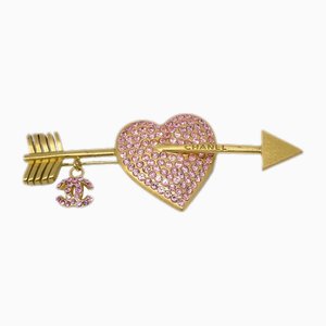 Broche de corazón con arco y flecha dorado con diamantes de imitación de Chanel