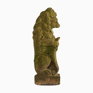Estatua de jardín de león de piedra fundida musgosa y patinada, años 20